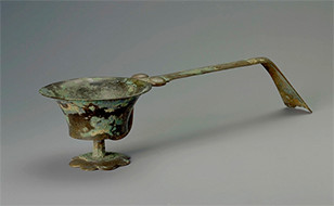 Incense burner with handle in shape of magpie tail
